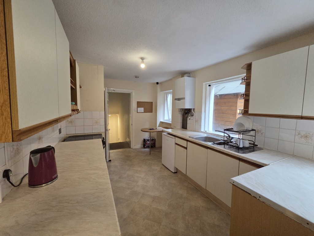 Lot: 166 - LAWFUL ESTABLISHED 8-BEDROOM HMO PRODUCING JUST UNDER £70,000 PER ANNUM - Lower ground floor kitchen